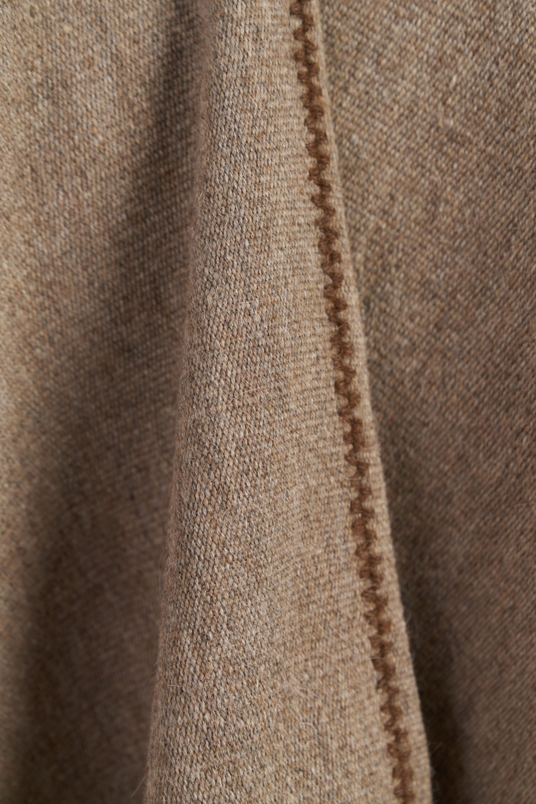 PONCHO AMPARO BEIGE TOSTADO - Imagen 7