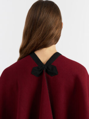 PONCHO AMPARO BURDEOS Y NEGRO