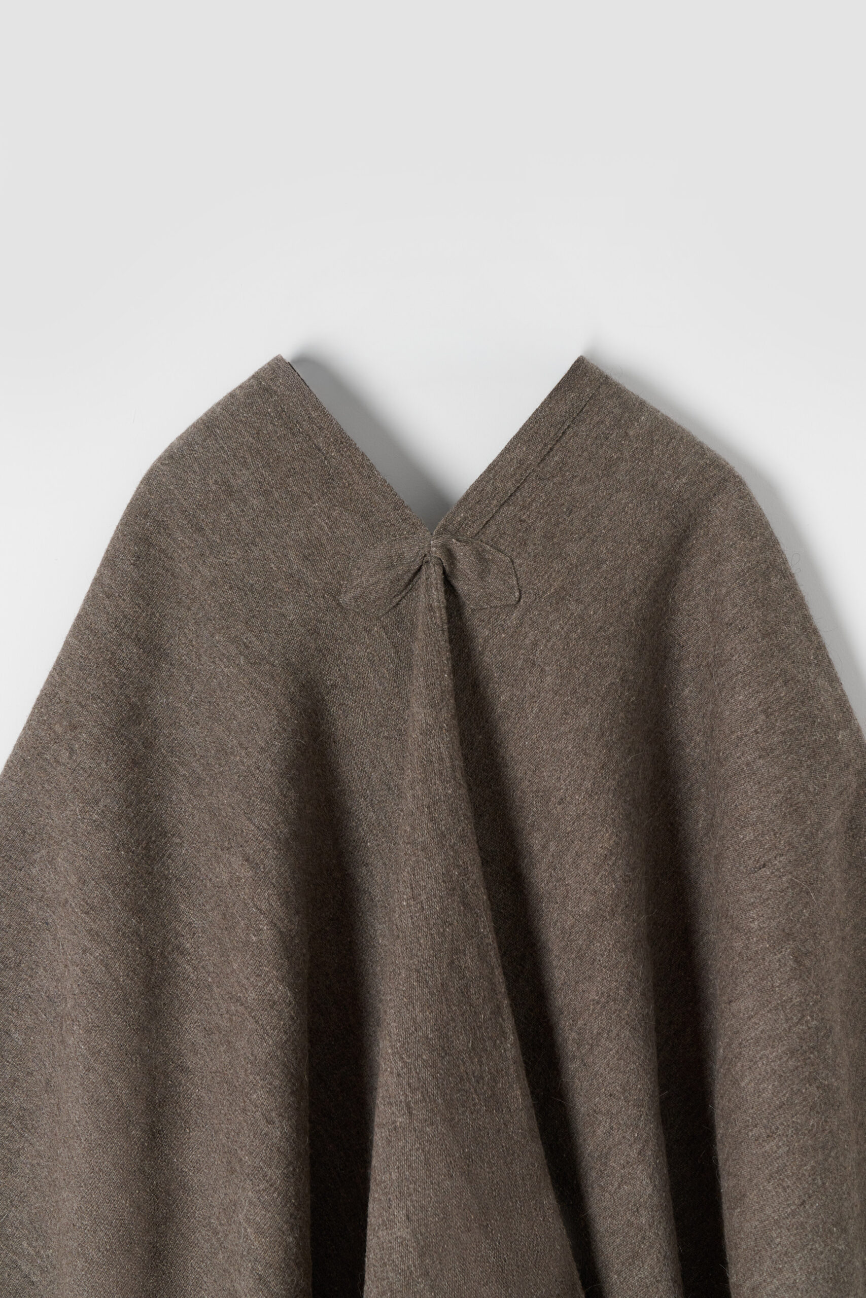 PONCHO AMPARO TAUPE - Imagen 8